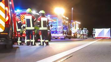 Mann (31) stirbt bei Unfall auf A7  – Lkw rast in Pannenfahrzeug