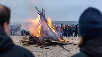 osterfeuer am strand und vieles mehr: fünf ausflüge mit dem deutschlandticket