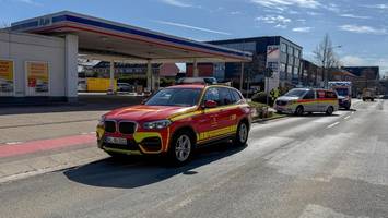 Schwerer Unfall in Buchholz: Radfahrerin wird unter Auto eingeklemmt