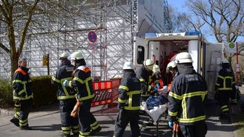 bei sanierungen: bauarbeiter fällt vom dach der alten schule in seefeld