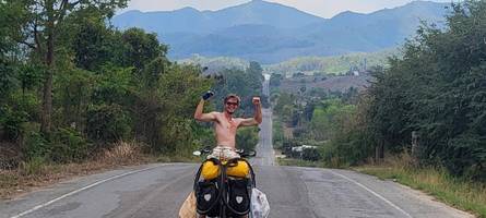 Auf zwei Rädern durch die halbe Welt: Neuburger radelt bis nach Asien