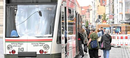 gruppe von jugendlichen geht in straßenbahn auf zwei elfjährige los
