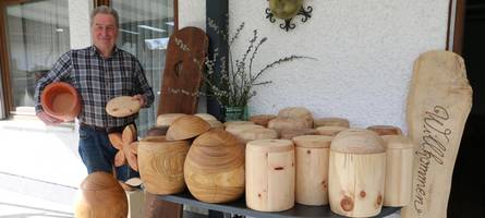 Früher war er bekannt für seine Deko-Hasen aus Holz – jetzt drechselt er Urnen