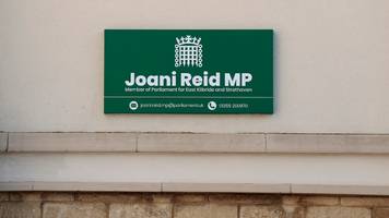 spionageverdacht um abgeordnete: britischer u‑boot-kapitän tritt nach vorwürfen einer liebesaffäre zurück