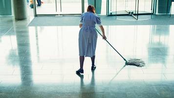 Arianna hat 2 Jobs in der Reinigungsbranche, die nicht ausreichen: Wir sprechen von 7 Euro brutto pro Stunde