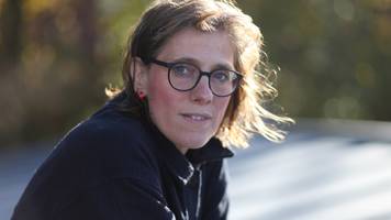 Er beschmiert jeden Tag sorgfältig den Tisch mit Marmelade