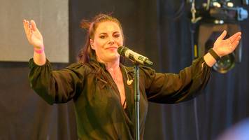 ballermann-sängerin ina colada inszeniert schwangerschaft – und erntet kritik