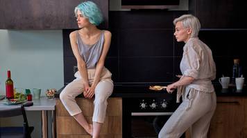 zwillinge kaufen 100 jahre altes doppelhaus für 90.000 euro – und teilen es sich clever auf