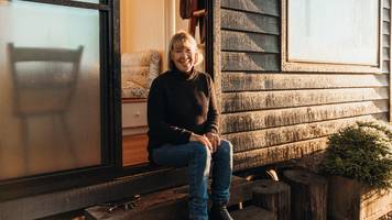 Ein extrabreites Tiny House aus Kanada bringt den Komfort eines großen Hauses in kleine Wohnräume