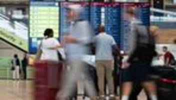 Feiertage: Osterverkehr am BER und bei der Bahn: Keine Probleme