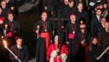 karfreitag: 30.000 menschen verfolgen kreuzwegprozession mit papst leo xiv. in rom