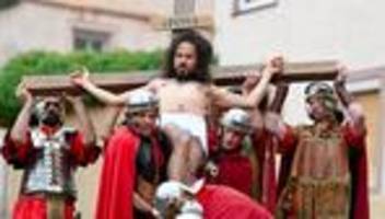 Ostern: Karfreitags-Prozession mit Laiendarstellern