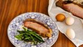 Osterschinken in Brotteig: Den Teig holten wir jedes Jahr in einem kleinen Eimer vom Dorfbäcker