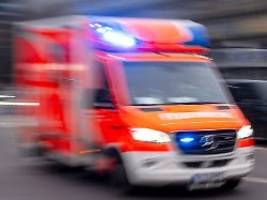 kollegen retten ihn: arbeiter wird unter heißem teer begraben