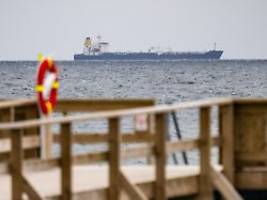Lange Ölspur verursacht: Schweden setzt mutmaßlichen Schattenflotten-Tanker fest