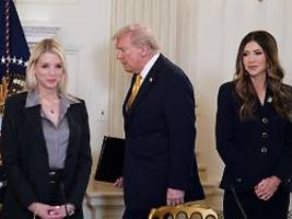 Zwei Ministerinnen rausgeworfen : Warum US-Präsident Trump sein Kabinett umbaut