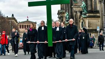 Karfreitagsprozession im Zeichen globaler Kriege: „Schreit noch wer?“