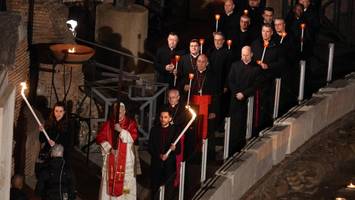 Papst Leo XIV. leitet erstmals Karfreitags-Prozession in Rom