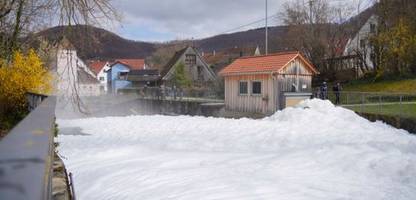 bad ditzenbach: feuerwehr kämpft gegen schaumteppich