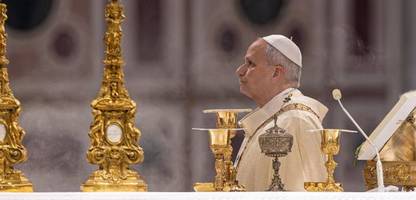 karfreitag in rom: papst leo xiv. trägt das kreuz wieder selbst