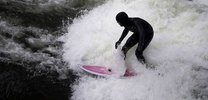 München: Eisbachwelle ist wieder da
