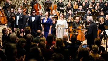 matthäus-passion in der elbphilharmonie in hamburg: jeder nur ein kreuz