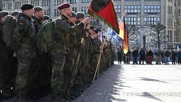 soldaten marschieren in gedenken an gefallene kameraden durch hamburg