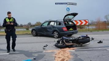 Beim Abbiegen übersehen? Motorradfahrer bei Unfall lebensgefährlich verletzt