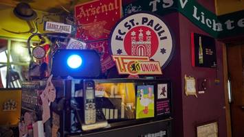 in dieser fußball-kneipe finden fc st. pauli und union berlin zusammen
