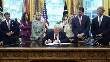 ministerin pam bondi entlassen: mit personal-rochaden gibt trump seinen skalp- vorsatz auf