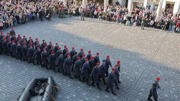 männer brauchen erlaubnis für auslandsreisen über 3 monate