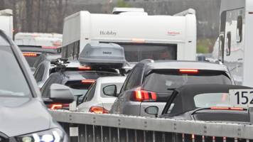 19 kilometer, 3 stunden: riesen-osterstau am gotthard-tunnel