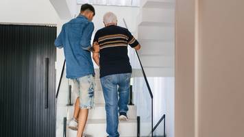 steve (78) darf keinen handlauf an der treppe anbringen, weil das gegenüber anderen bewohnern unfair wäre