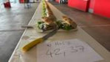 Buntes: 42,37 Meter Fischbrötchen: Weltrekord in Rostock geknackt
