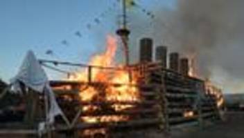 Ehrenamtliche rackern sich ab: Osterfeuer mal anders: Holzschiff geht in Flammen auf