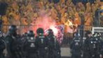 fußball: hertha-spiel in dresden wegen ausschreitungen unterbrochen