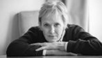 Hannah Häffner: Riesinnen auf Heimatsuche. Und Siri Hustvedt erinnert an Paul Auster