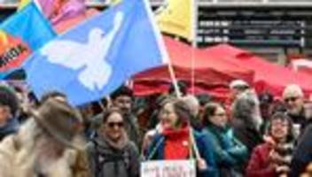 friedensbewegung: friedensaktivisten demonstrieren bei über 70 ostermärschen