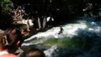 München: Eisbachwelle im Englischen Garten baut sich wieder auf