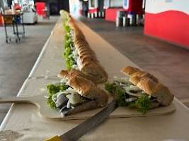 120 kilogramm hering verwendet: rostocker knacken den fischbrötchen-weltrekord