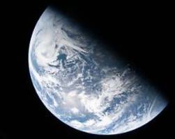 Halbe Strecke zum Mond geschafft: Artemis 2-Crew schickt Bilder aus dem All