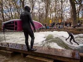 Hat jemand nachgeholfen?: Eisbachwelle in München feiert vor Ostern ihre Auferstehung