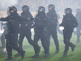 jagdszenen auf dem feld: zweitliga-eklat: vermummte dynamo-fans sorgen für schockierende bilder