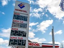 Spritpreise geben nicht nach: Klingbeil für Prüfung von Übergewinnsteuer auf EU-Ebene