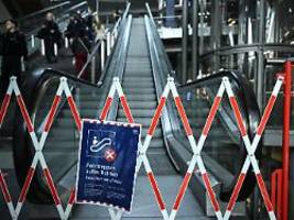 störungen behoben: rolltreppen-chaos am berliner hauptbahnhof beendet