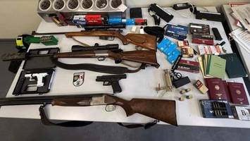 berliner polizei hebt großes waffenlager bei 20-jährigem aus