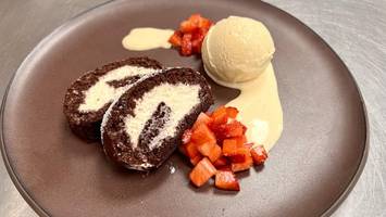 Biskuitrolle mit Eierlikörcreme, marinierten Erdbeeren und Vanilleeis