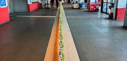 Rostock: Caterer knackt den Rekord für das längste Fischbrötchen der Welt