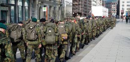 wehrpflicht: männer bis 45 müssen längere auslandsaufenthalte genehmigen lassen