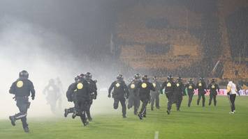 Eskalation bei Zweitliga-Spiel: Jagdszenen und Spielunterbrechung in Dresden